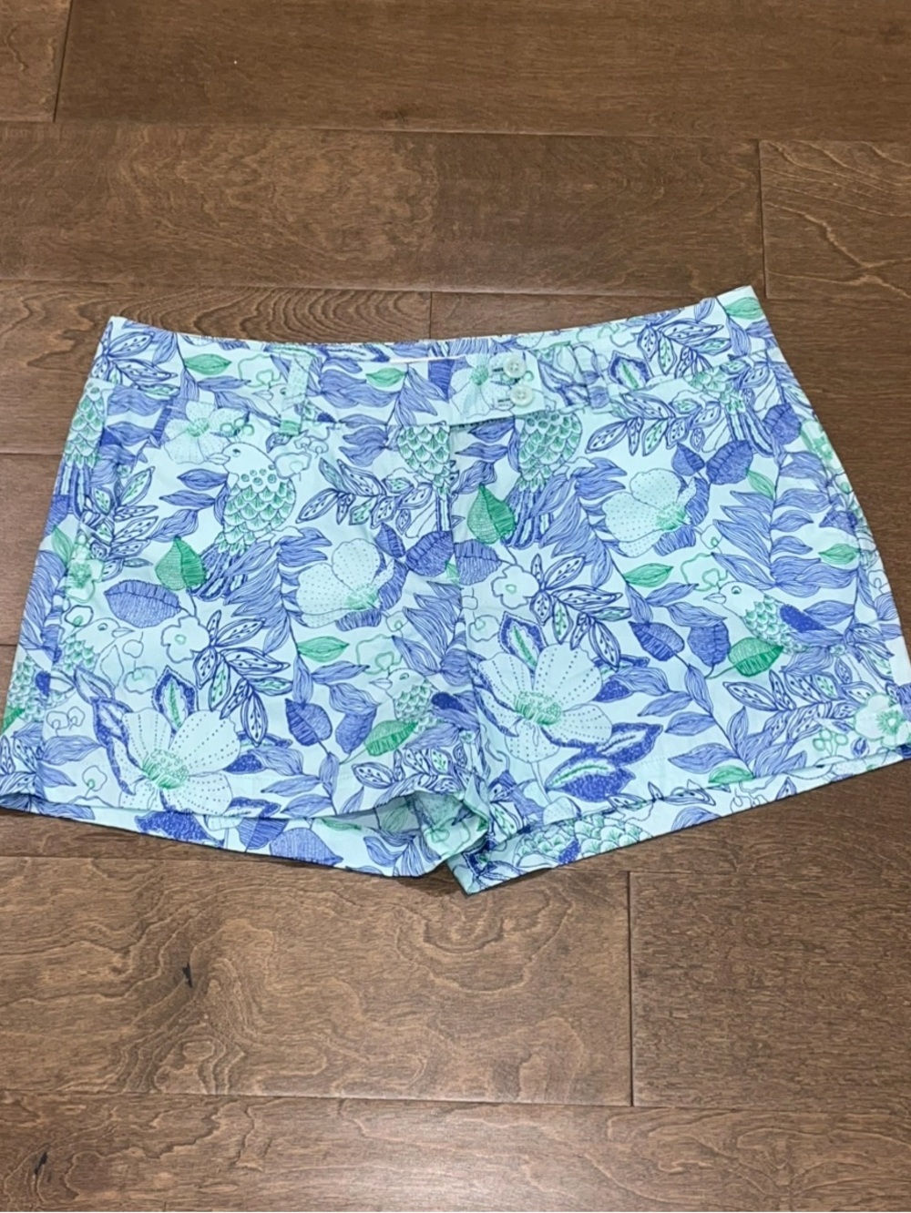 Vineyard Vines: Women’s Shorts in Size 6 / Floral & Bird Print  Summer Casual